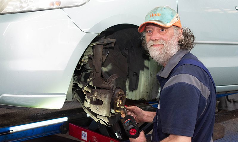 Monteur repareert auto in Garage Bos Hazerswoude, met aandacht voor remmen.